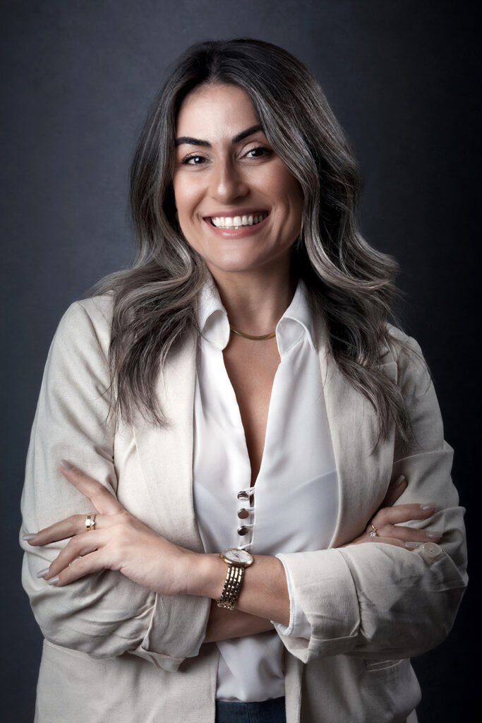 Retratos corporativos com retrato de empreendedora em fundo escuro que destaca personalidade e profissionalismo